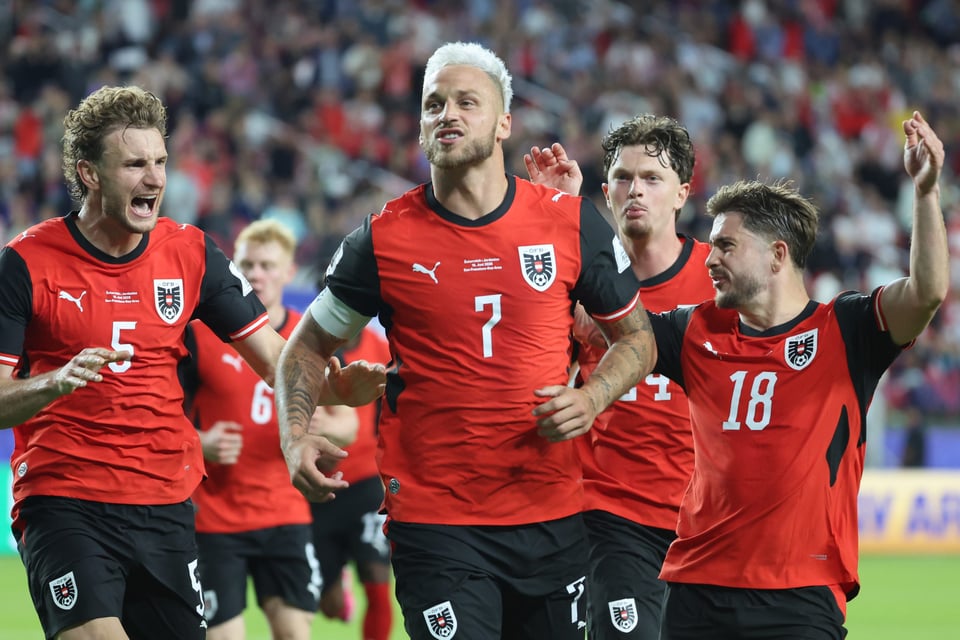Austria sufre pero gana en su regreso al Mundial