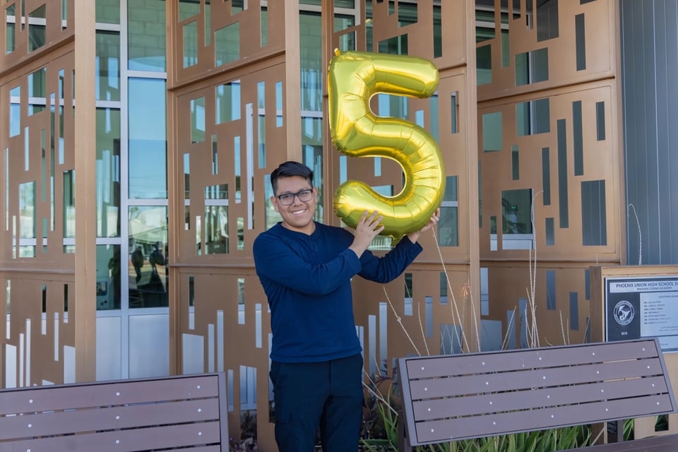 «Orgullo hispano» : Hijo de inmigrantes mexicano es admitido 49 universidades en EE.UU.
