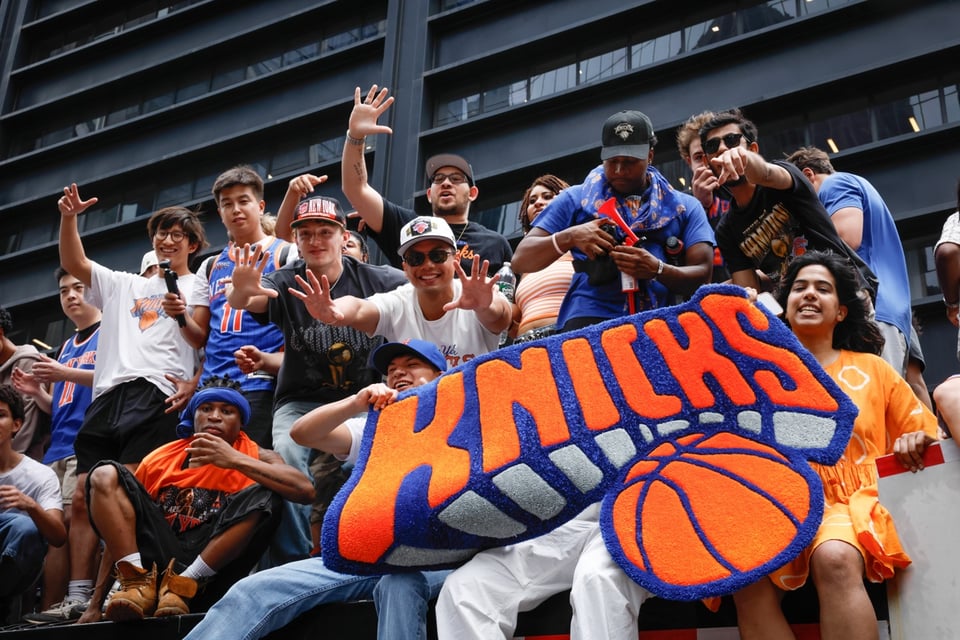Miles de fanáticos convierten Manhattan en una fiesta histórica para celebrar el título de los Knicks
