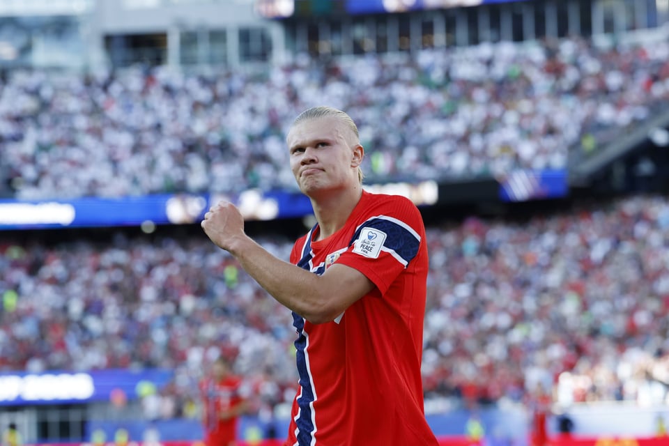 Haaland lidera goleada de Noruega en su regreso al Mundial