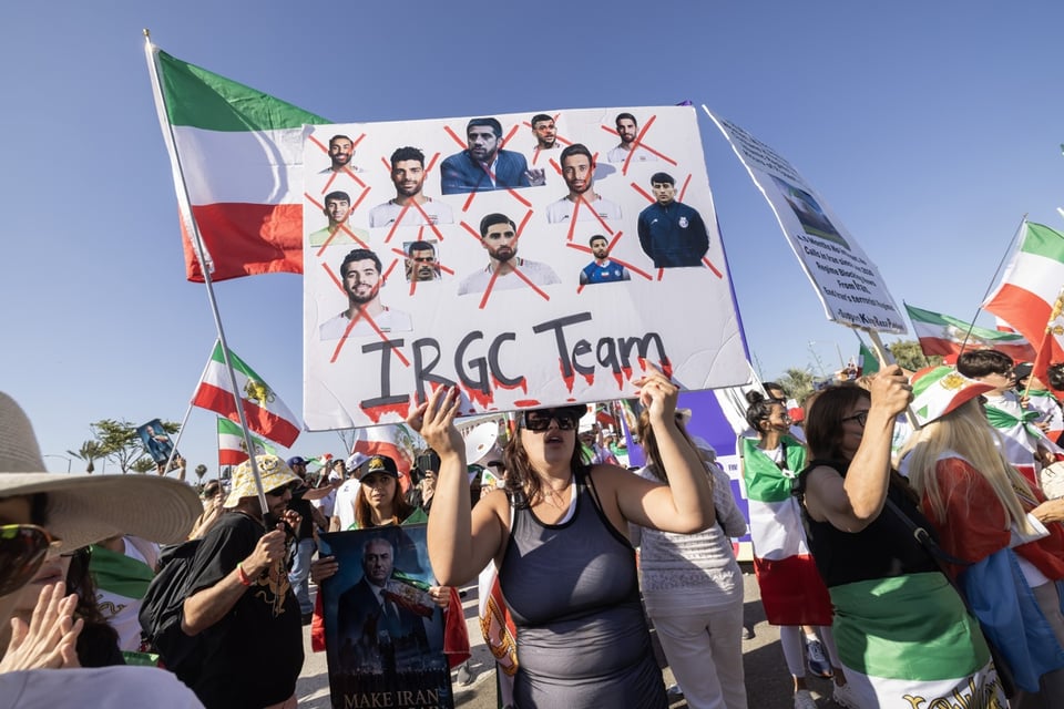 Irán debuta en el Mundial entre protestas, abucheos y una afición fracturada