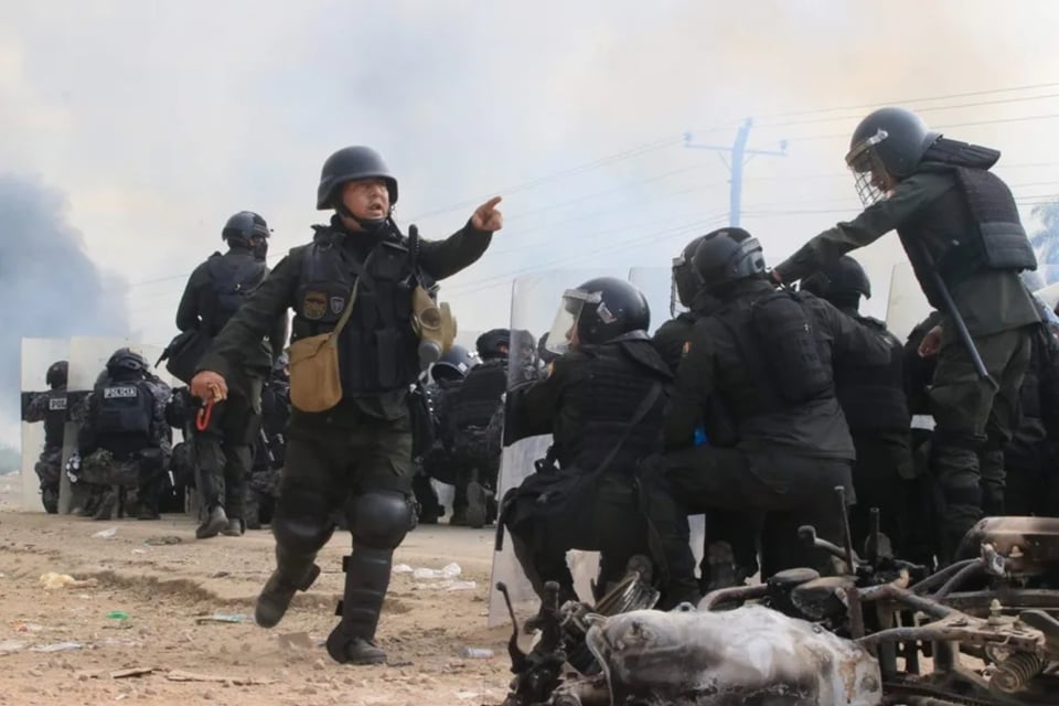 Dos policías heridos de bala en medio de tensión por bloqueos en Bolivia