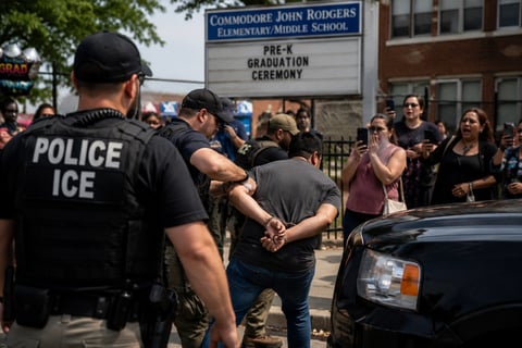 Pareja inmigrante es arrestada por ICE en plena ceremonia de graduación de sus hijos; DHS explica operativo