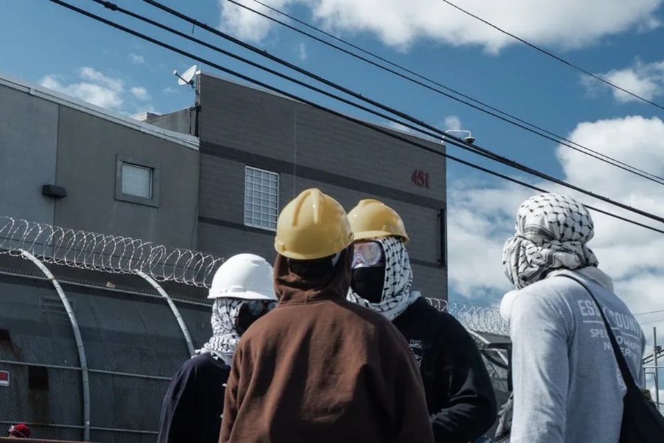 Tras días de protestas, reanudan visitas familiares en centro de migrantes de Newark