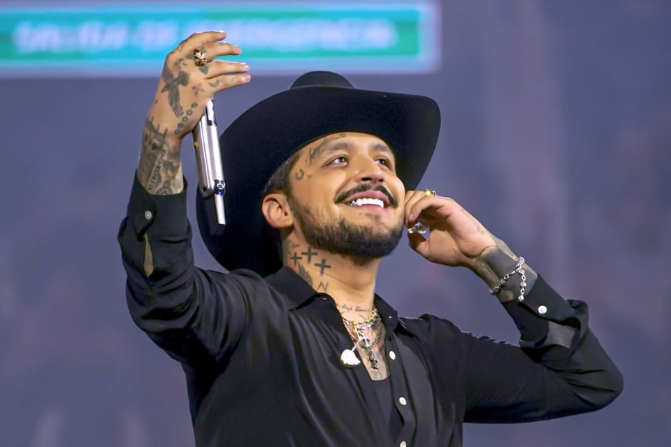 Beso inesperado en concierto de Nodal desata furor y memes en redes sociales