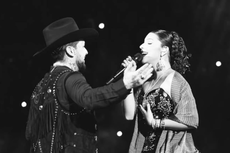 Nodal besa a Ángela Aguilar