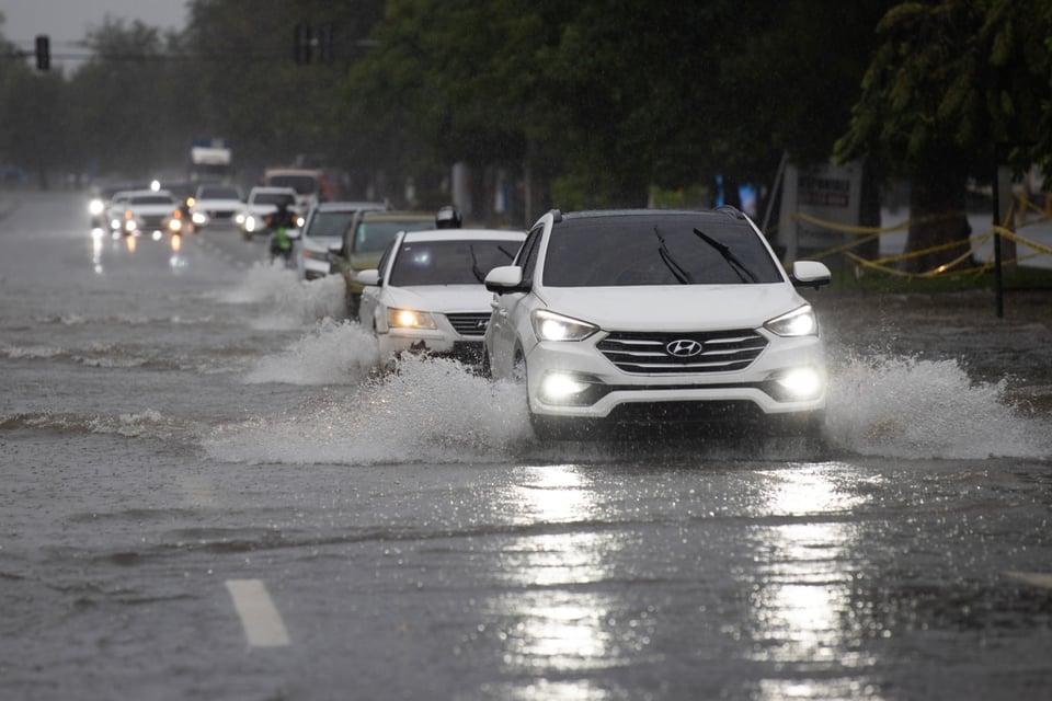 Tormentas severas amenazan Florida y la costa del Golfo mientras se forma sistema frente a Carolina