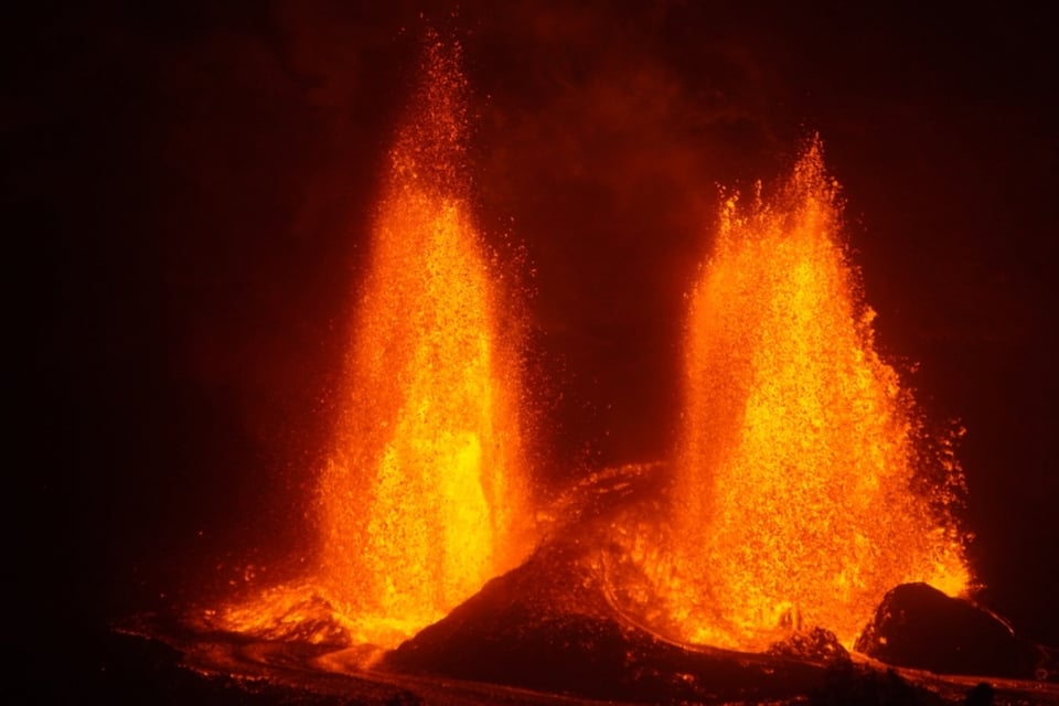 Kilauea vuelve a rugir: lanza columnas de lava de hasta 300 metros en nueva erupción