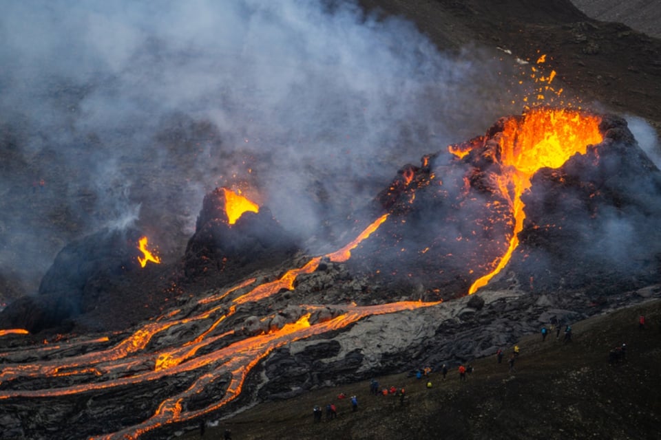 Volcán de Fuego hace erupción