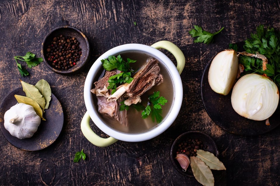 caldo, huesos, sopa, pollo, salud, beneficios 