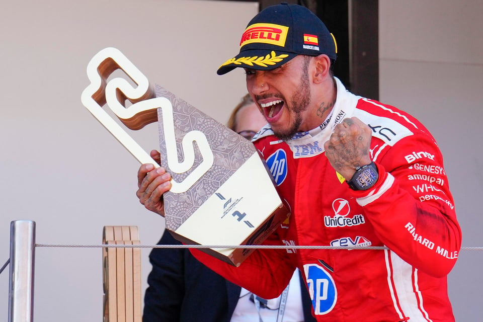 Lewis Hamilton logra su primera victoria con Ferrari y sacude la lucha por el campeonato