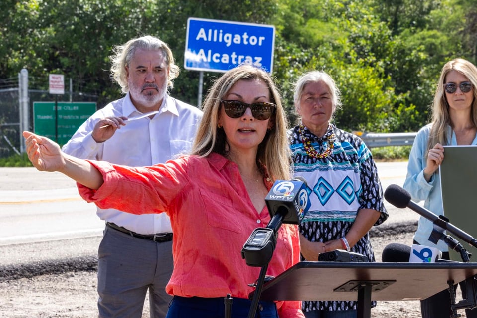 Organizaciones exigen reparar daños en Everglades, tras el cierre de Alligator Alcatraz