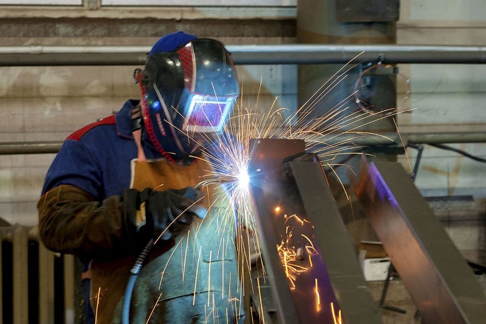Empresa en Georgia ofrece 300 puestos de trabajo: soldadores, técnicos de control de calidad y operarios
