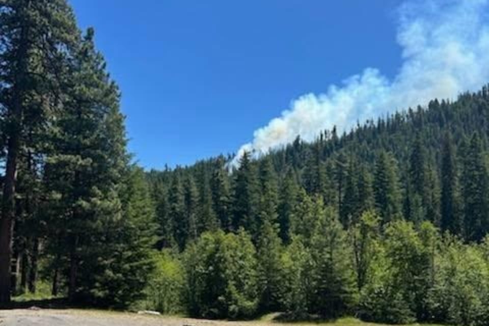 Avión de combate cae sobre una zona montañosa de Washington y provoca un incendio forestal