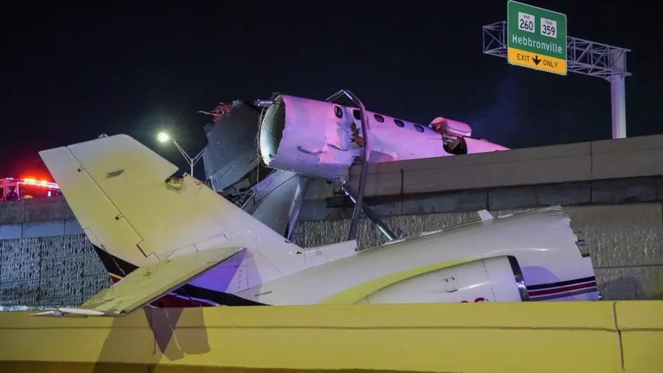 Tragedia en Texas: avioneta se estrella en plena autopista y deja un muerto