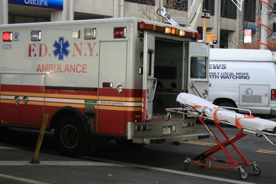 Accidente de autobús en Nueva York deja muertos y varios heridos