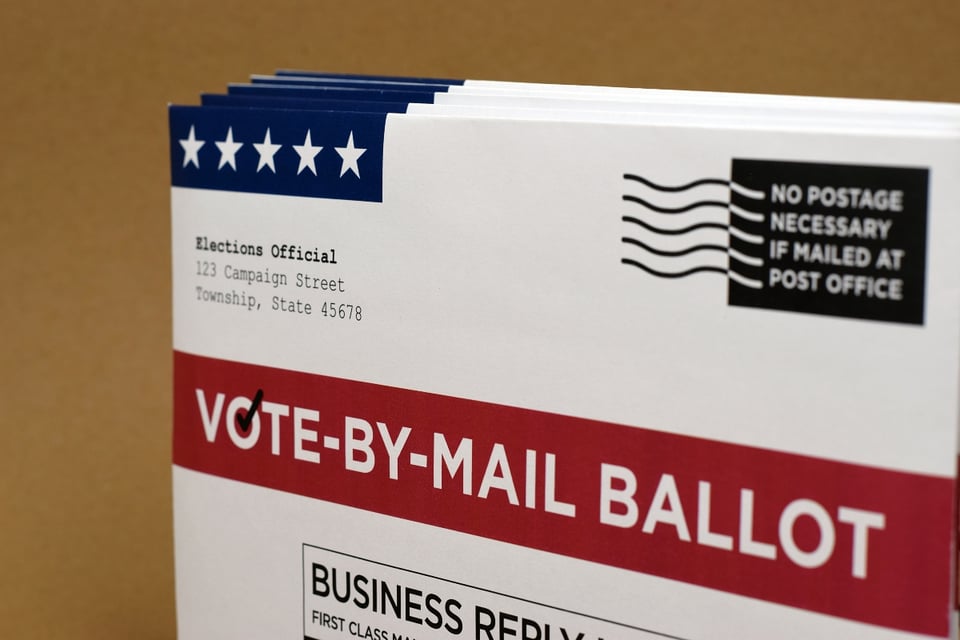 Jueza frena orden de Trump que buscaba limitar el voto por correo