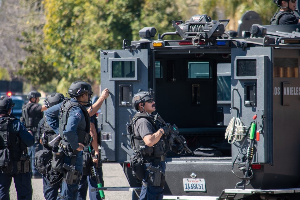 Tensa toma de rehenes en banco de California moviliza a equipos SWAT