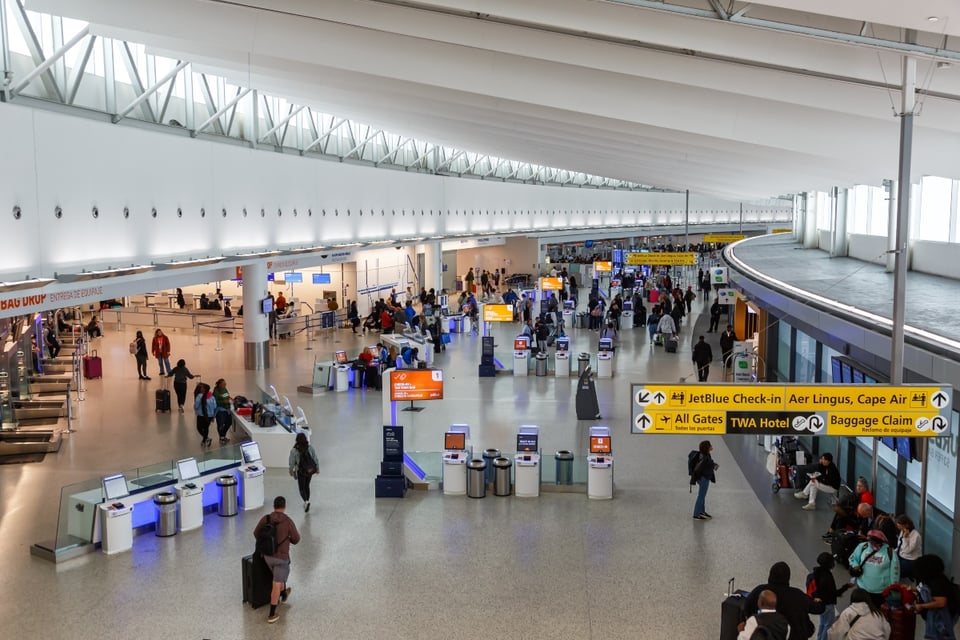 Autoridades evacúan terminal del JFK tras amenaza de bomba