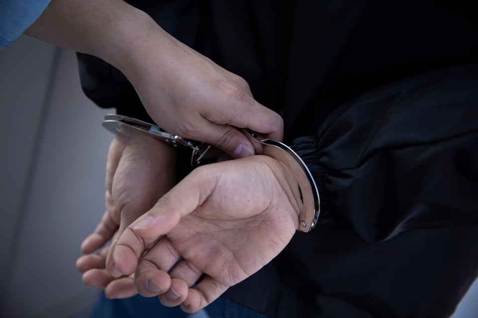 Arrestan a adolescente por el asesinato de un egresado de la Universidad de Indiana