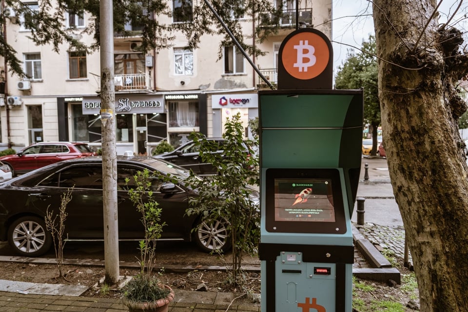Minnesota prohíbe los cajeros de criptomonedas tras ola de estafas millonarias