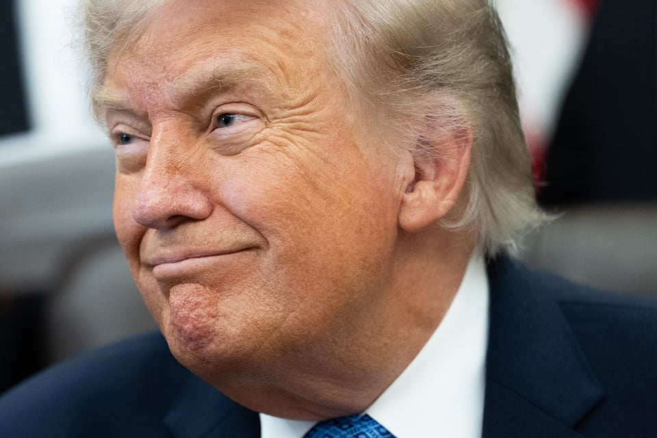 Trump se burla de Obama y sorprende con eligios a Clinton featured image
