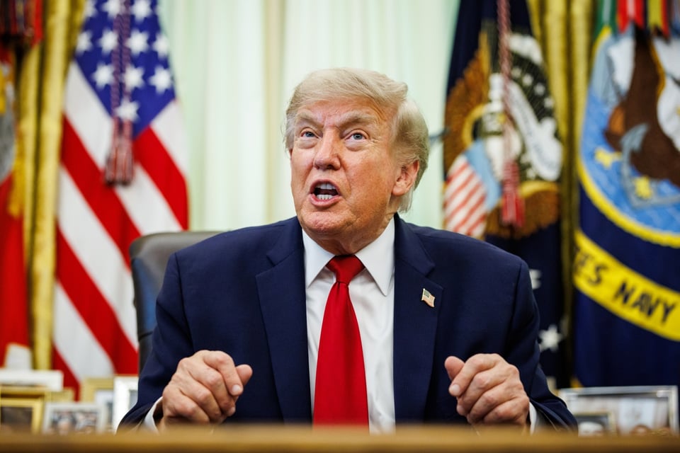 Trump indulta a seis acusados y acusa persecución de Biden