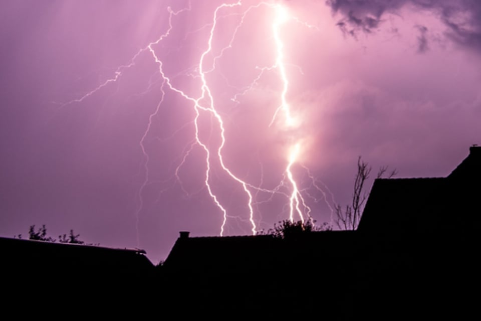 Rayo deja un muerto en Florida, Florida Lightning Strike Interrupts Fourth of July Celebrations, Leaves One Dead
