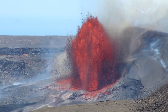 Kilauea sorprende otra vez: el volcán lanza lava a más de 150 metros en Hawái