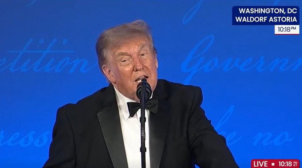Trump reaparece ante periodistas y revive la polémica con insultos y otra broma sobre reelegirse
