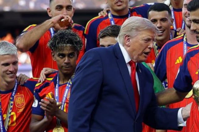 España elimina a Donald Trump de su foto como campeón