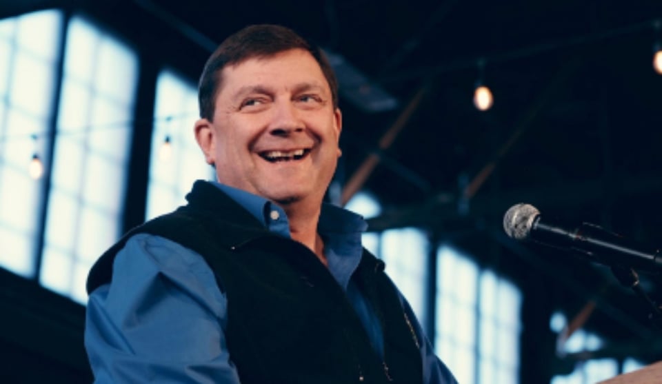 Troy Jackson busca movilizar el voto progresista y de la clase trabajadora