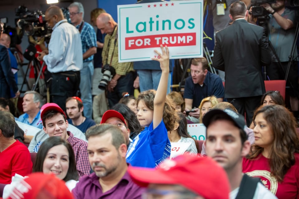 Apoyo hispano a Trump cae tras guiño a 2028, Hispanic support for Trump