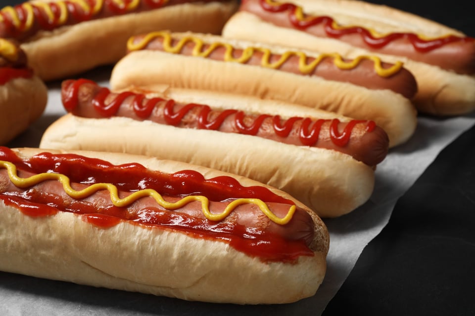 Hombre devora 66 hot dogs en 10 minutos