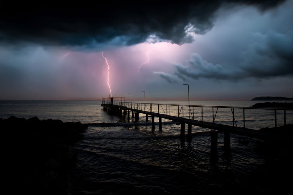rayo Florida playa muerte, impacto rayo Fort Myers Beach, tormenta eléctrica Florida víctimas, peligro rayos EEUU verano, accidente playa rayo, seguridad tormentas eléctricas