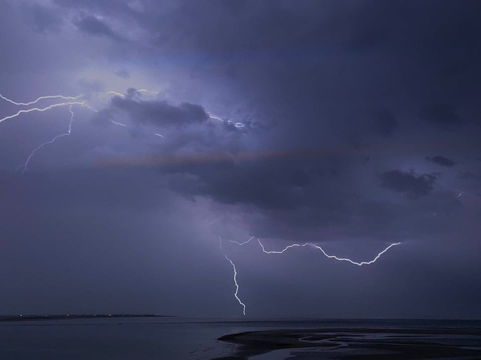 rayo Flori0da playa muerte, impacto rayo Fort Myers Beach, tormenta eléctrica Florida víctimas, peligro rayos EEUU verano, accidente playa rayo, seguridad tormentas eléctricas, rayo