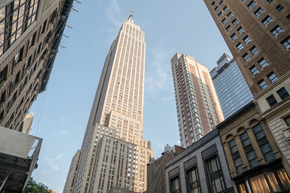 Enmascarados escalan el Empire State Building y despliegan una pancarta