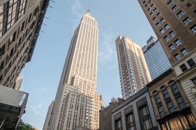 Enmascarados escalan el Empire State Building y despliegan una pancarta