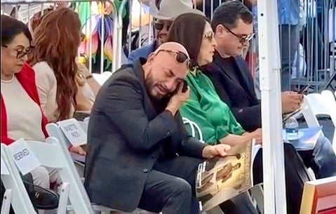 Lupillo Rivera se mostró conmovido al revelar que su hija Areana estaba siendo sometida a una cirugía. Foto: Mezcalent