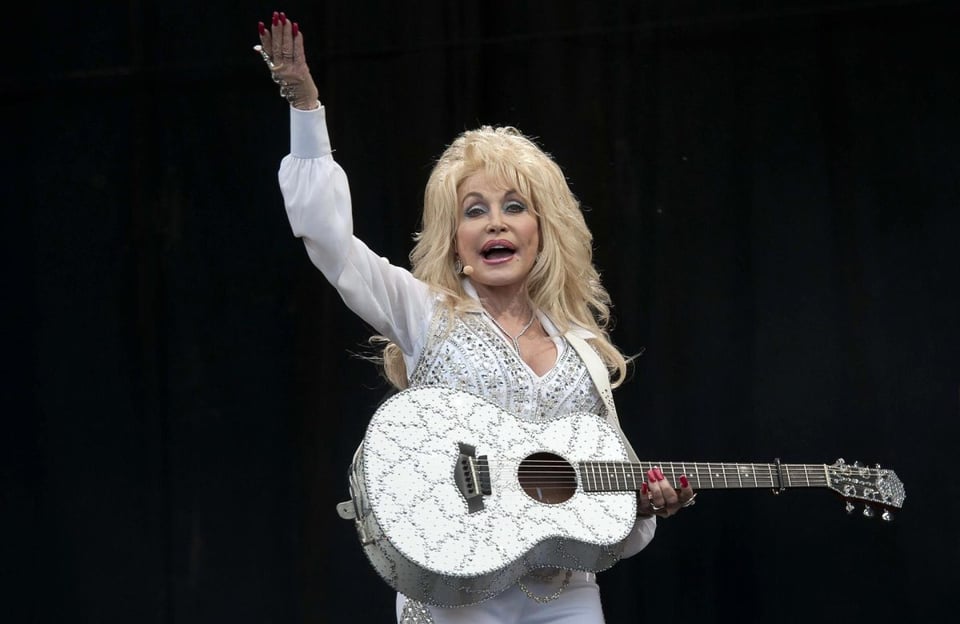Muere Dolly Parton Dolly Parton dejó una profunda huella como cantante, compositora y actriz, además de destacar por sus iniciativas filantrópicas en favor de la educación infantil. Crédito: EFE.
