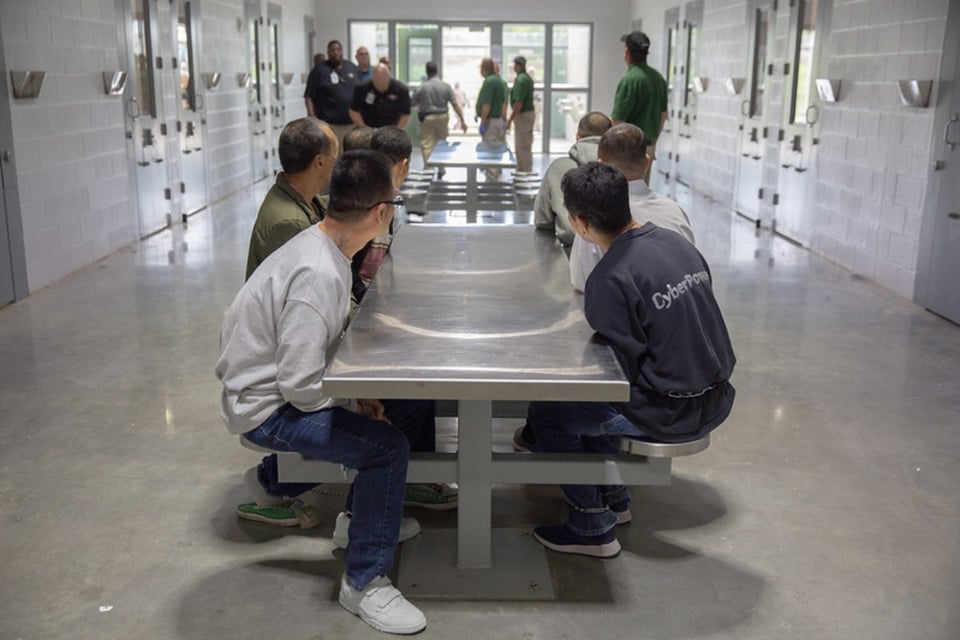 Huelgas de hambre en ICE: al menos 18 inmigrantes enfrentaron órdenes de alimentación forzada