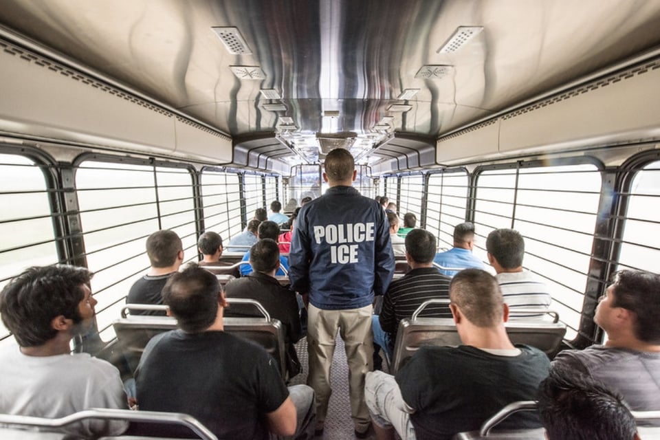 Del aeropuerto a un centro de ICE: el nuevo riesgo para inmigrantes en EE.UU.