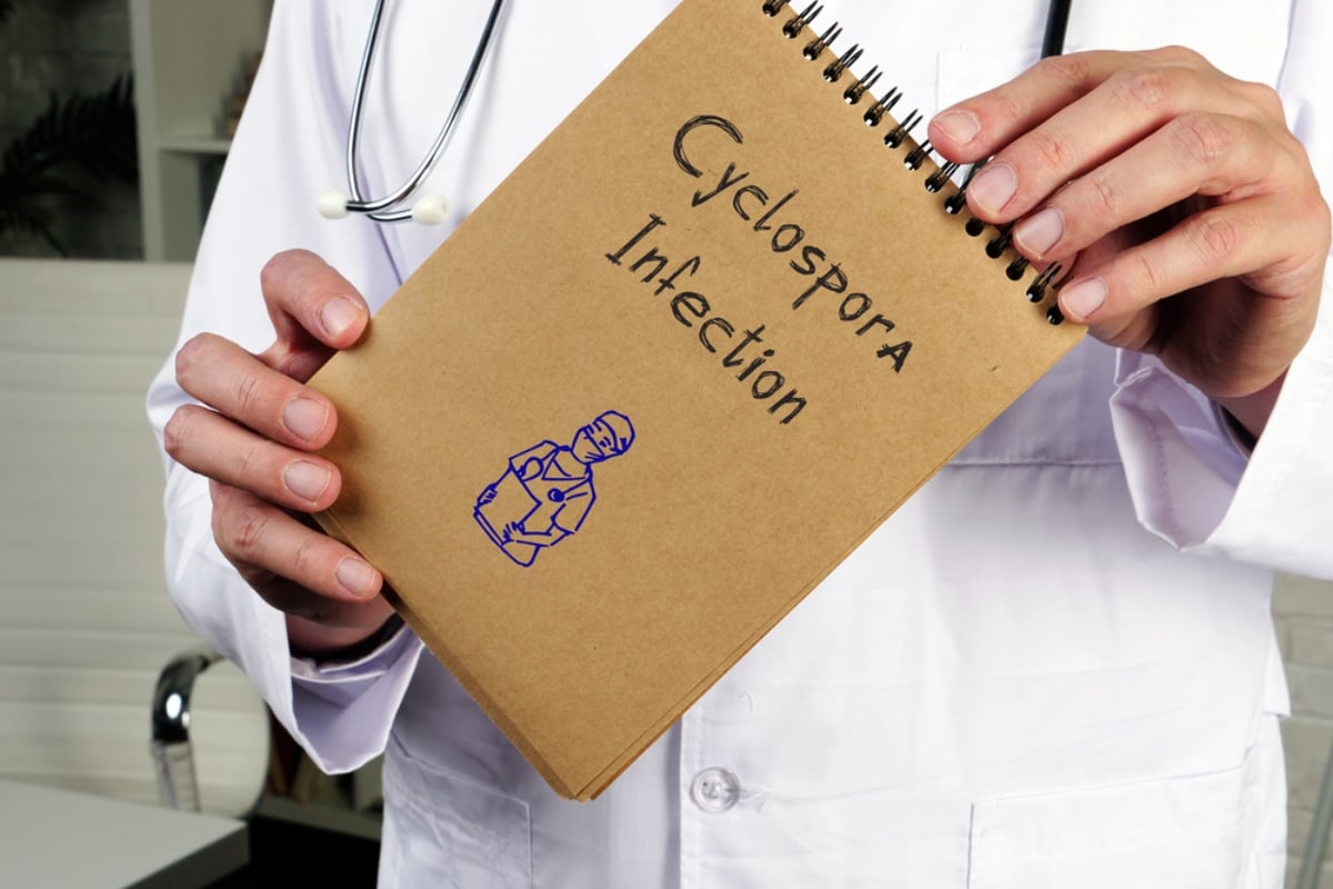 ÚLTIMA HORA: Confirman las primeras muertes por brote de ciclosporiasis que ya afecta a miles en EEUU