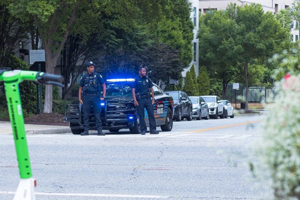 Amenaza de bomba activa operativo en escuela de Georgia