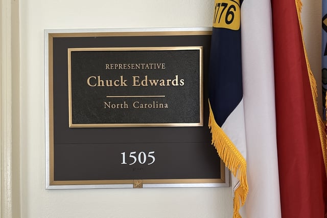 Chuck Edwards recibe sanción ética y expone un patrón de investigaciones por conducta sexual en el Congreso