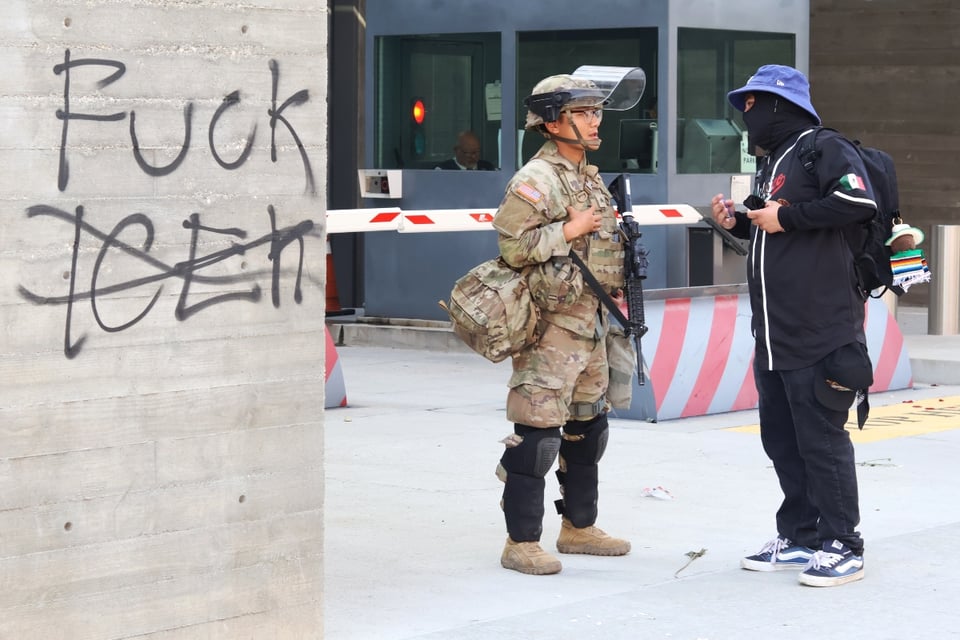 Agente migratorio amenaza con arrestar a ciudadano estadounidense por insultarlo featured image