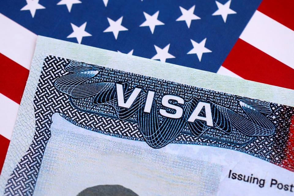 Demandan a Trump por endurecer visas para estudiantes y periodistas