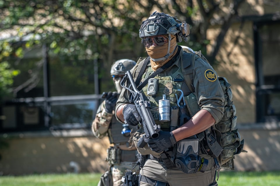 ICE equipará a sus agentes con cámaras corporales, pero podrá decidir qué videos hacer públicos