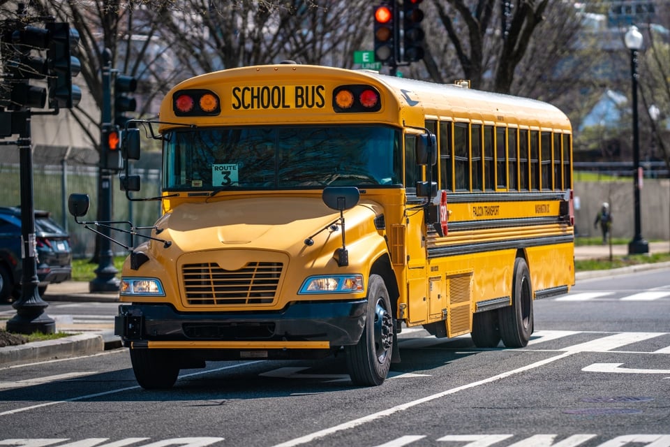 “Ahora no estás en México”: Estudiante hispano obligado a bajar del autobús escolar por hablar español