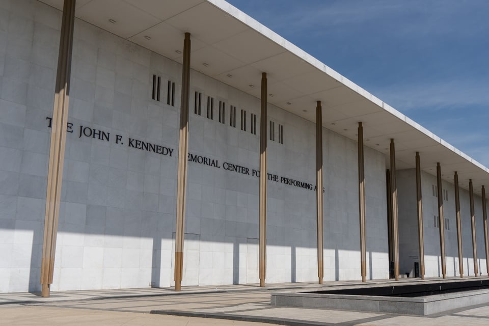Gobierno de Trump advierte que el Kennedy Center podría ser demolido si un juez bloquea las obras